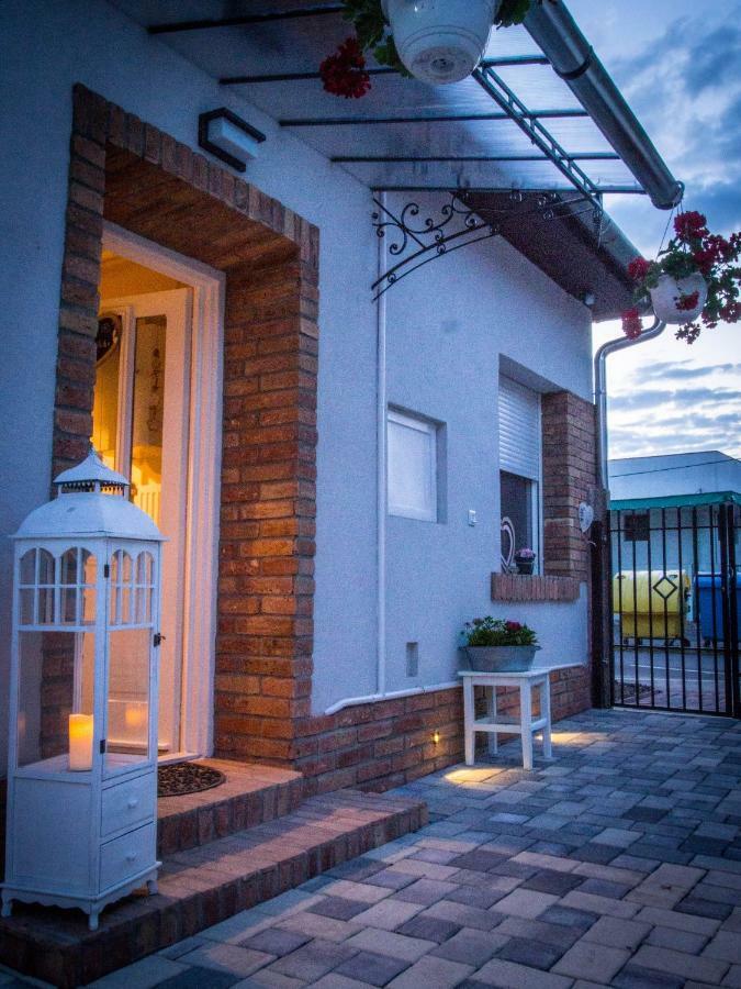 Feliz Apartman Gyula Esterno foto