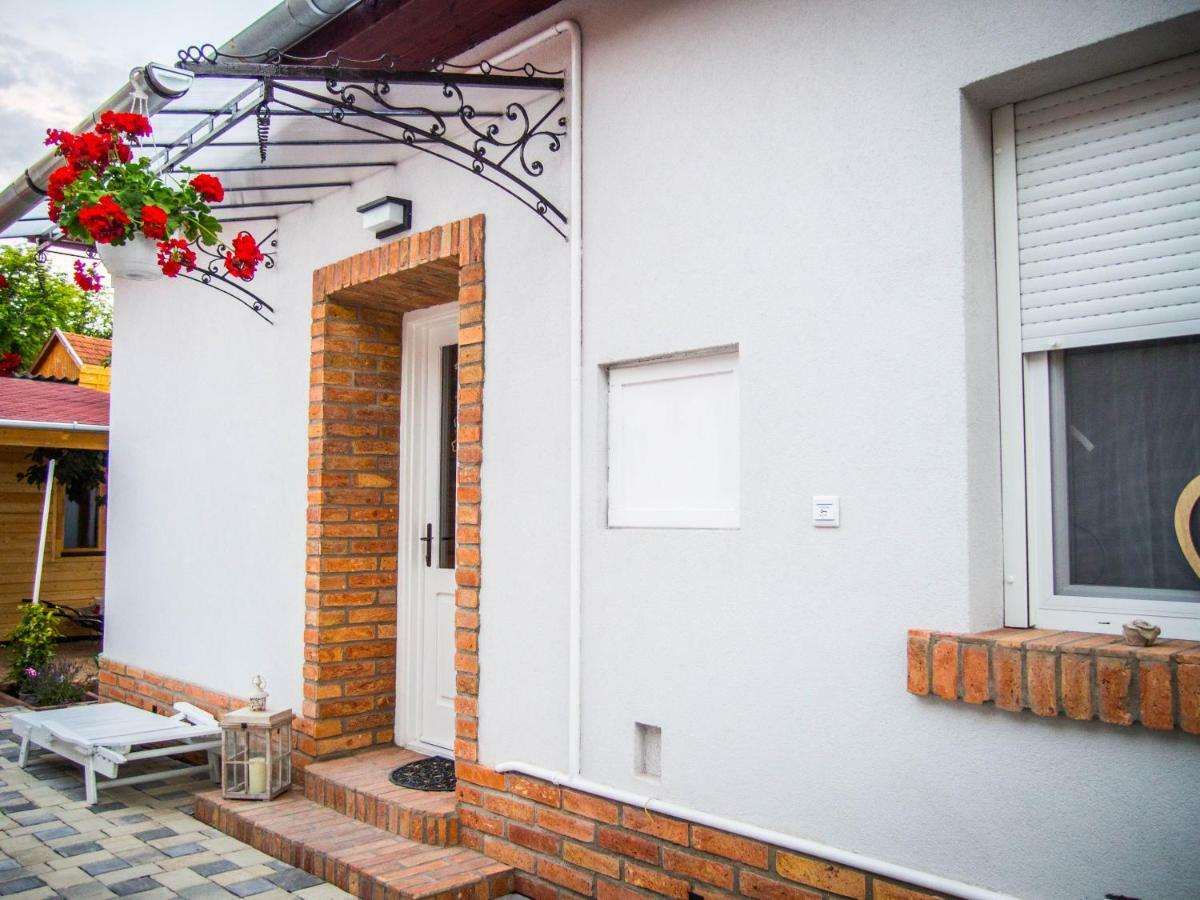 Feliz Apartman Gyula Esterno foto